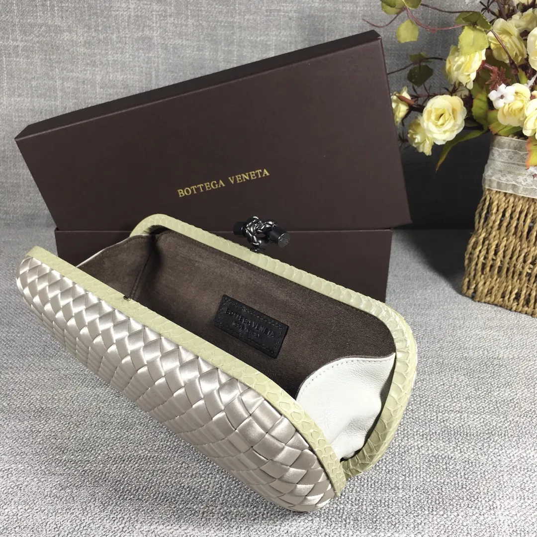 8651 Large Classic Dinner Bag ~~~Snake leather with ribbon ~~~Dense and slippery, not easy to fluff, can hold iPhones of all sizes! Size: 25cm*9.5cm*4cm
